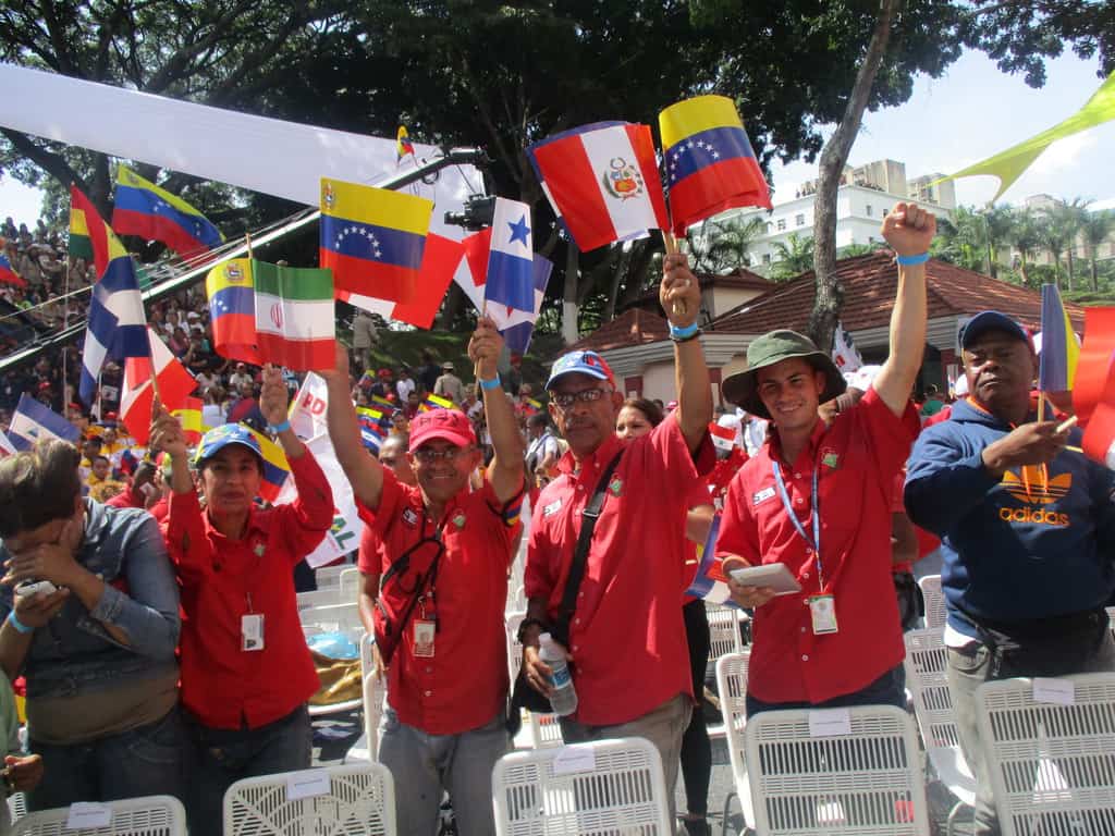 Революционен поздрав от митинга край президентския дворец "Мирафлорес". Снимка: Къдринка Къдринова