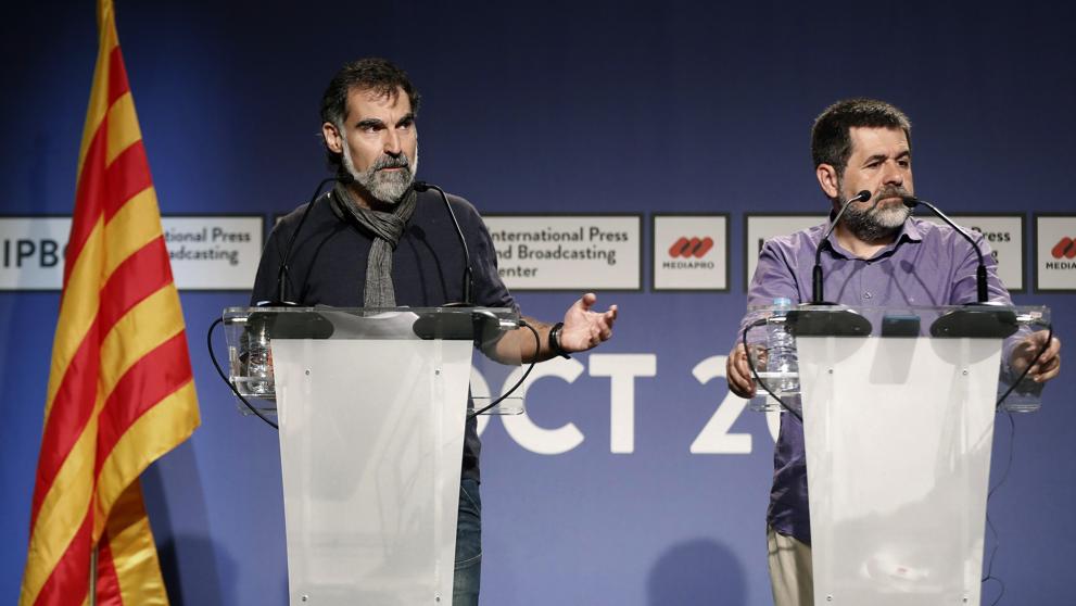 "Двамата Жорди" - Жорди Куишарт (вляво) и Жорди Санчес на една от пресконференциите си от последните дни. Снимка: EFE