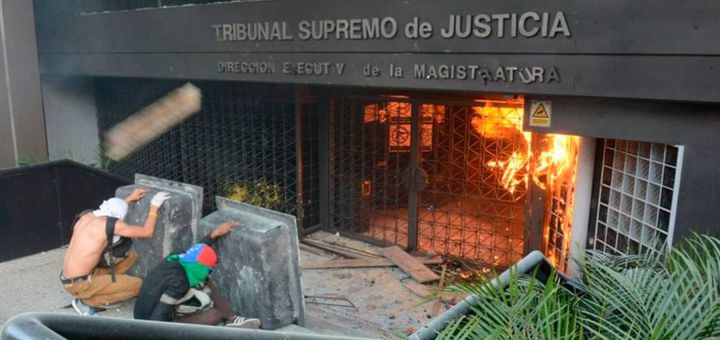 "Мирни" демонстранти през май атакуваха и подпалиха дори централата на Върховния съд в Каракас. Снимка: Resumen Latinoamericano