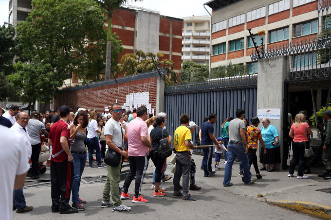 Опашка от гласоподаватели пред една от изборните секции във венесуелската столица Каракас на вчерашния вот за губернатори. Снимка: AVN
