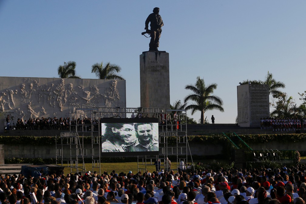 Момент от възпоменанието в кубинския град Санта Клара–край мерориала на Че и другарите му. Снимка: Granma