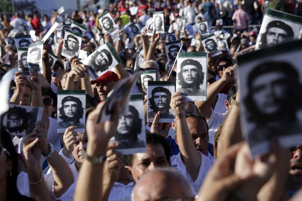 Хиляди хора размахваха портрета на Че по време на церемонията в Санта Крала. Снимка: Granma
