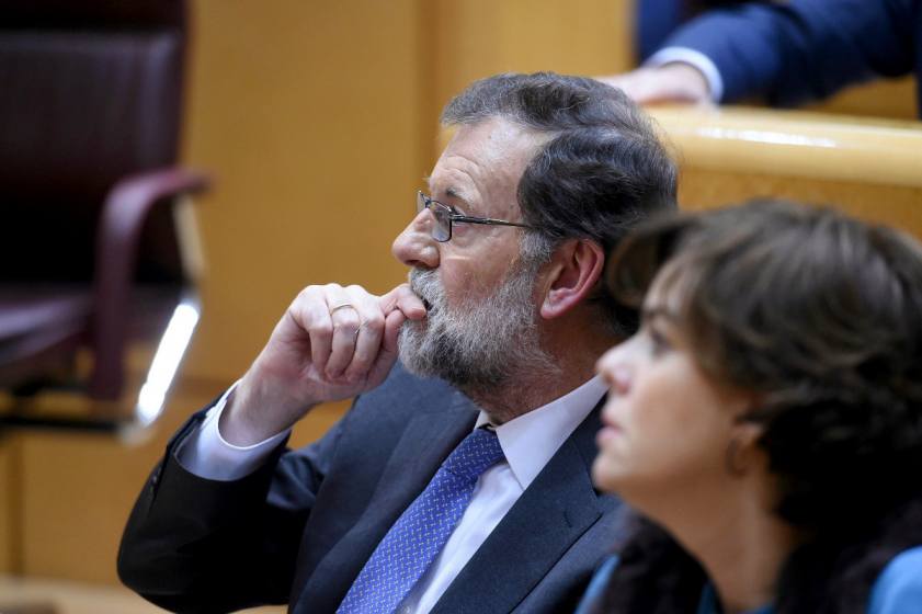 Испанския премиер Мариано Рахой се опитва да излъчва решителност, но едва ли и той знае как точно ще командва в Каталуня, ако се сблъска с гражданско неподчинение. Снимка: EFE