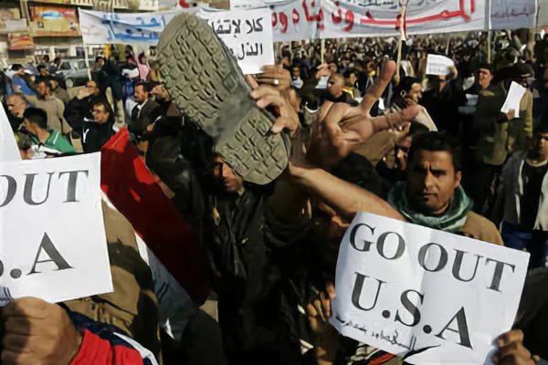 Една от многото демонстрации с искания за освобождаване на намиращия се в затвора Мунтазар и за изтегляне на САЩ от Ирак. Снимка: "Ал Багдадия"