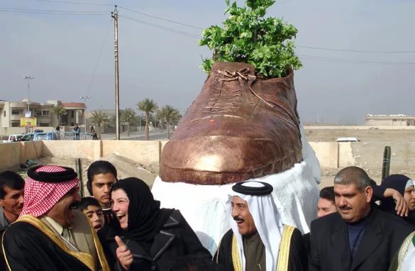 В Тикрит, родния град на Саддам Хюсеин, издигнаха паметник на обувката, с която Мунтазар замери Буш. Снимка: "Ал-Багдадия"