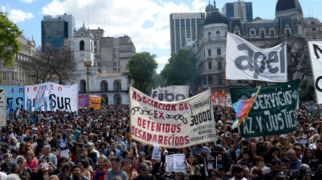 Два дни преди изборите многохилядна демонстрация в центъра на Буенос Айрес отново настоя за справедливост по случая със Сантяго Малдонадо. Снимка: TN.com