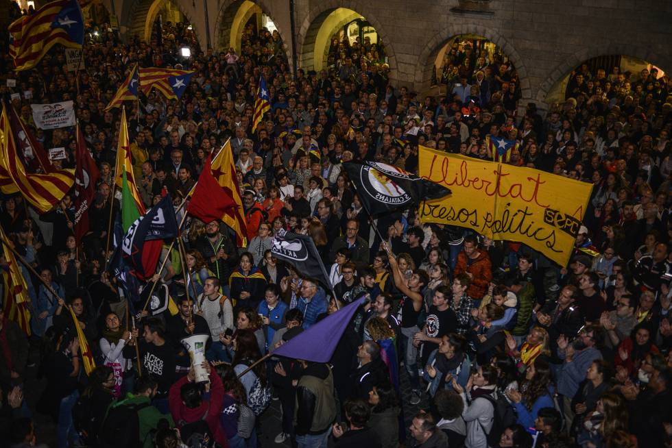 Още един момент от протестния митинг в Барселона миналата вечер. Снимка: EFE