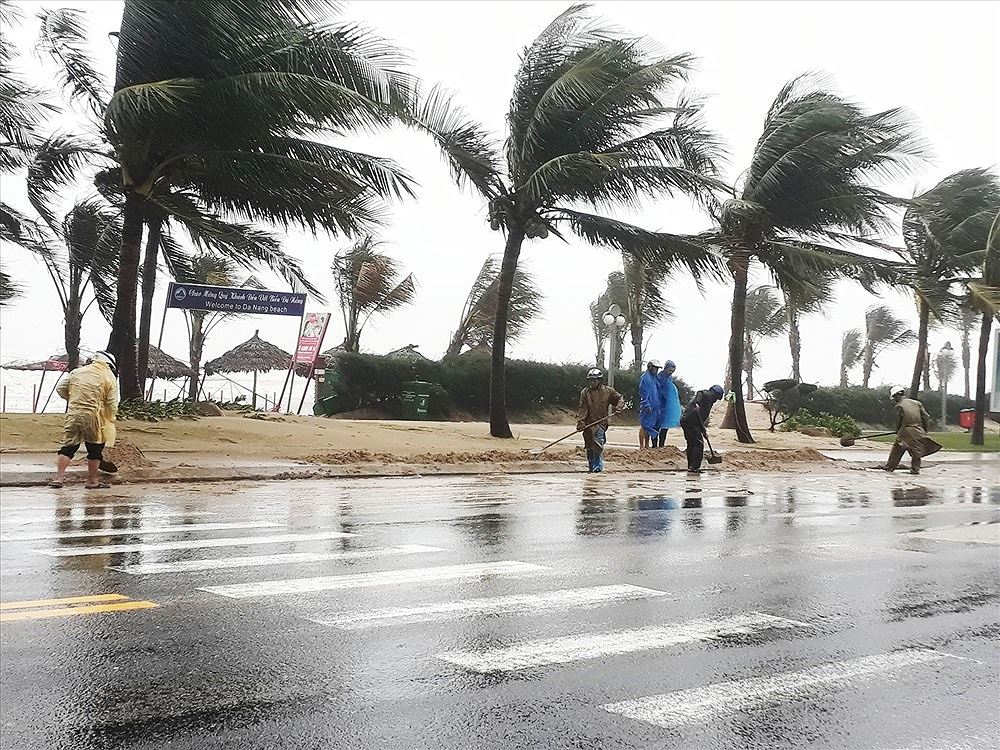 Макар и с периферията си, тайфунът закачи и Да Нанг
