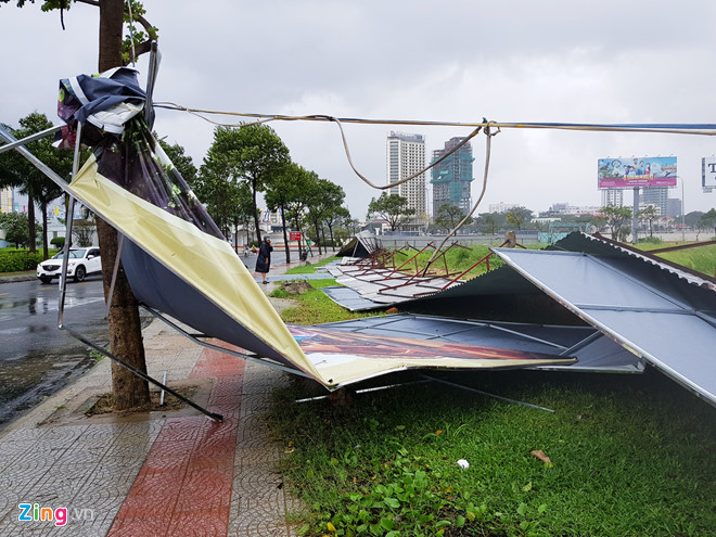 Съборени билбордове и отнесени покриви имаше и в Да Нанг