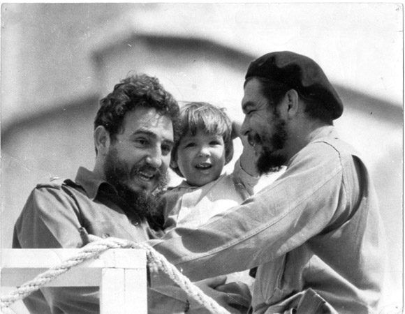 Малката Алейда между Фидел Кастро и баща си–Ернесто Че Гевара, 1964 г., Хавана