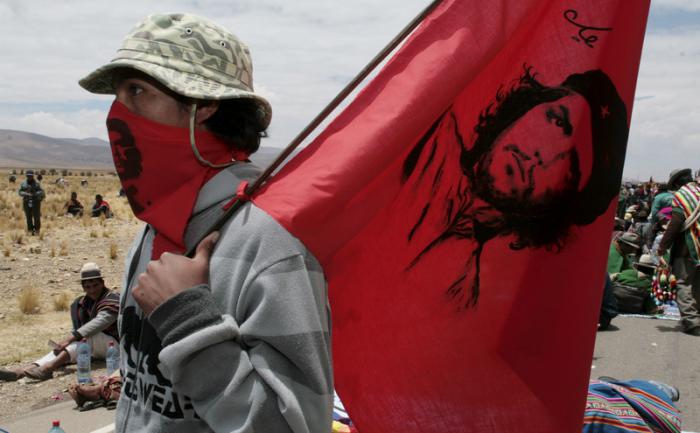 Ликът на Че е по знамената на революцията из всички кътчета на планетата. Снимка: Resumen Latinoamericano