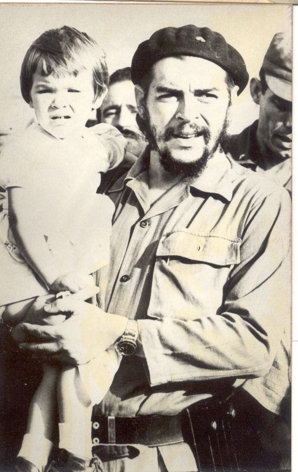Малката Алейда с баща си Че, 1964 г., Хавана