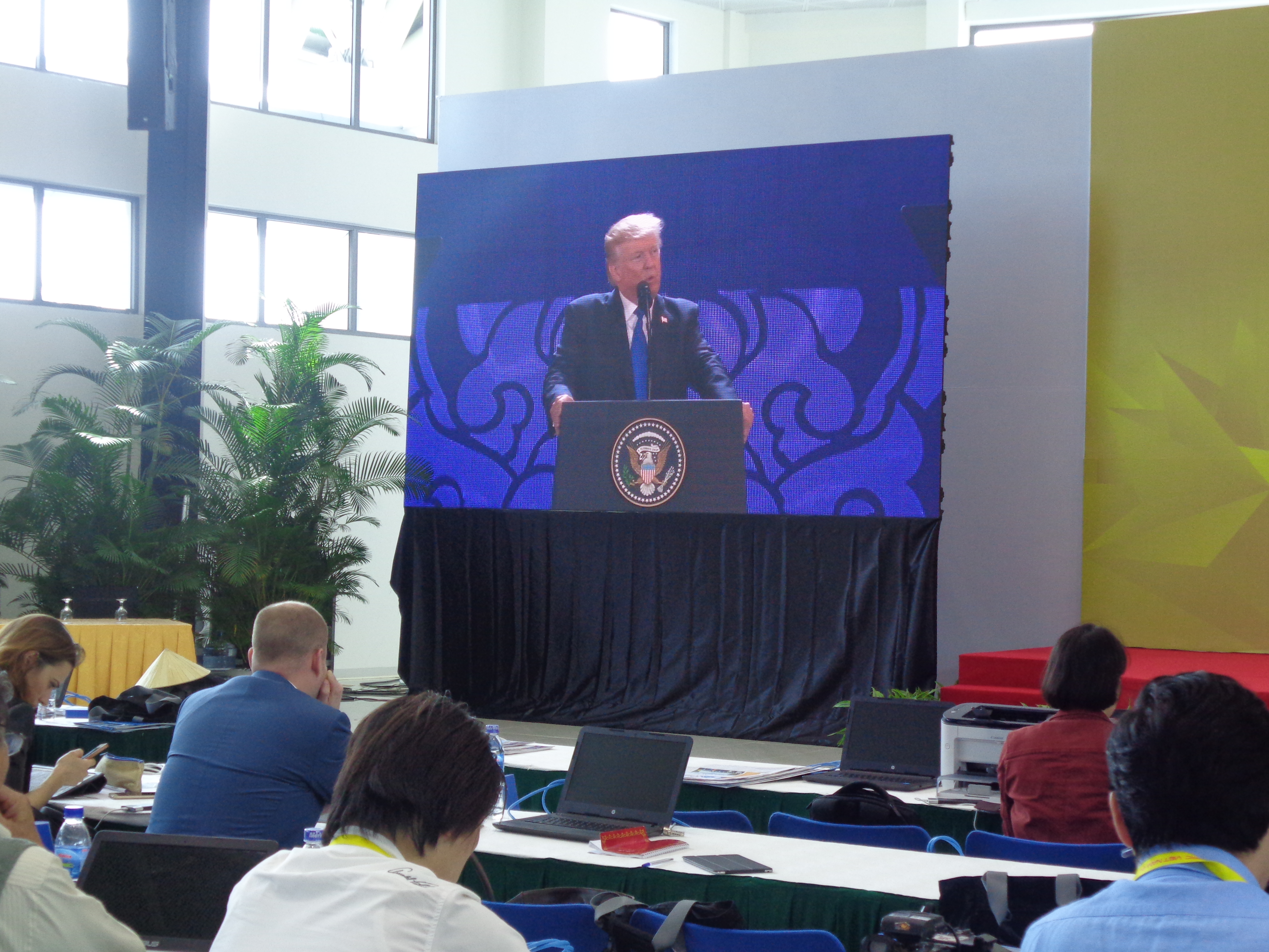 В международния пресцентър на срещата на АРЕС по време на речта на Донал Тръмп, която бе излъчвана на видеостена от разположения на 10 километра конгресен център "Ариана". Снимка: Къдринка Къдринова