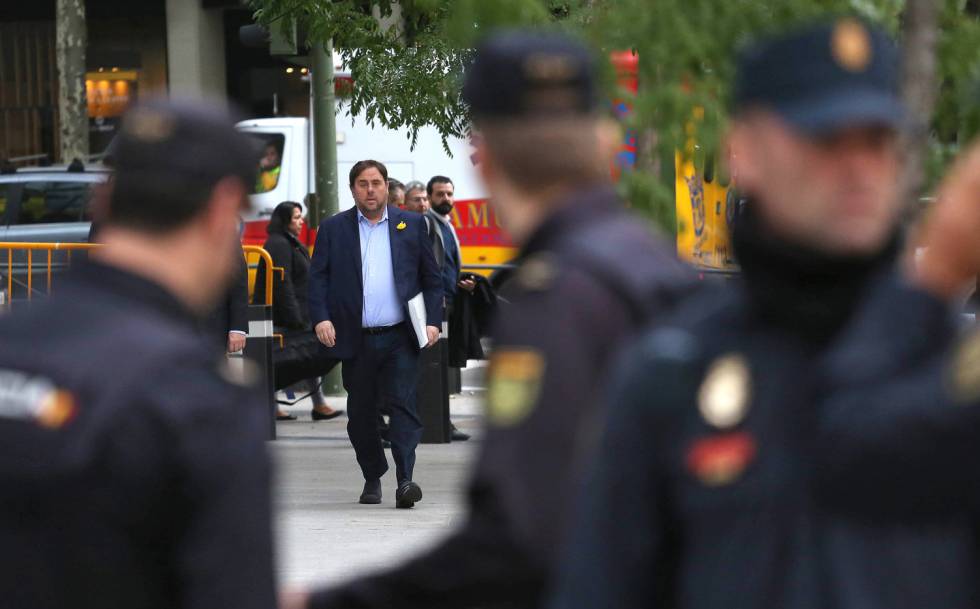 Вицепремиерът на каталунското правителство Орол Жункерас се насочва към Националното следствие в Мадрид за показания, след които бе обявено, че го пращат в затвора. Снимка: El Pais
