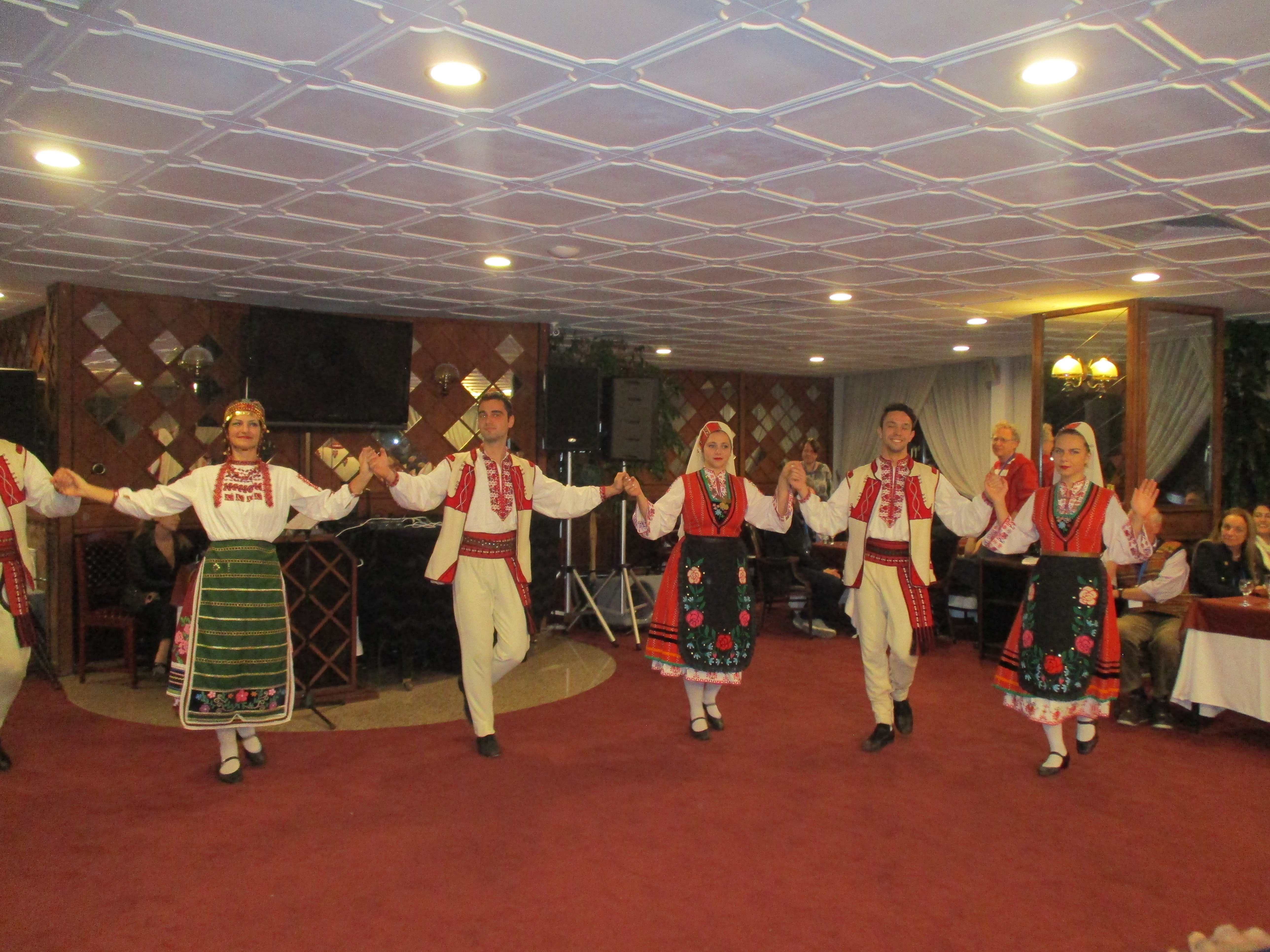 Ритмите на българското хоро възхитиха чуждестранните делегати. Снимка: Къдринка Къдринова