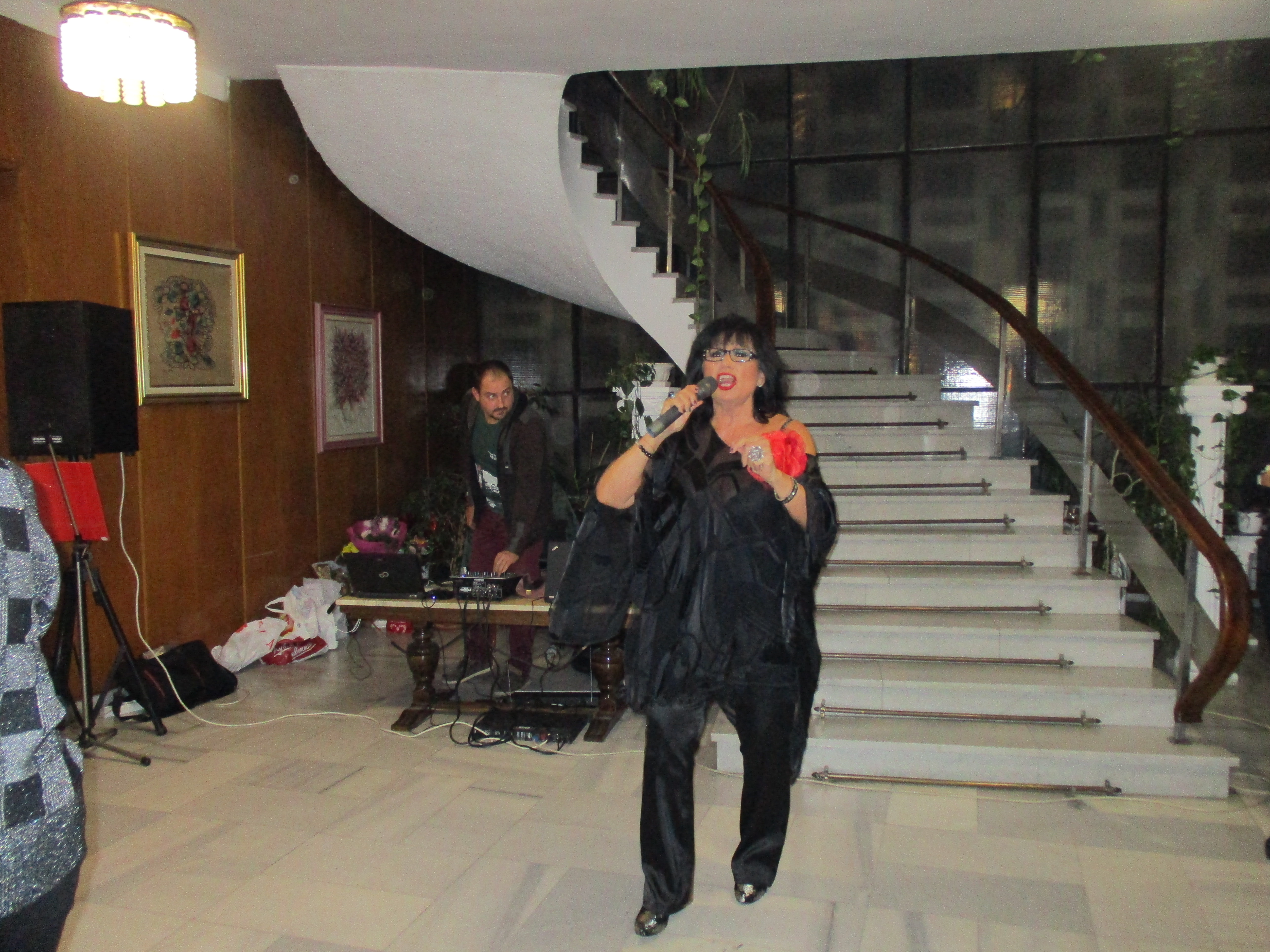 Вихрената Йорданка Христова "зарази" с кубински ритми всички гости на приема в посолството на Куба. Снимка: Къдринка Къдринова