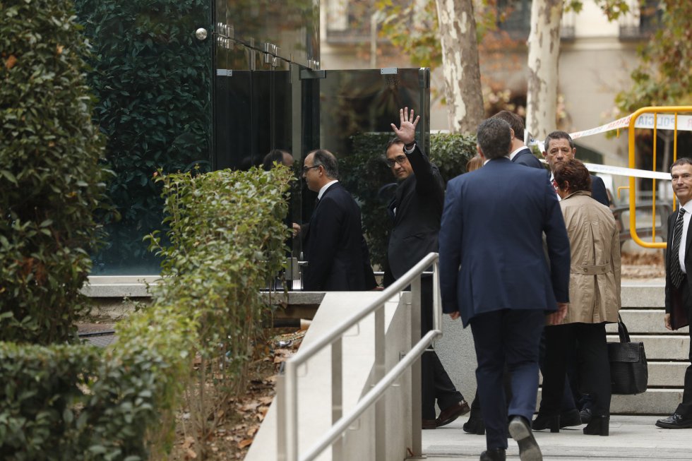 Членовете на каталунския кабинет влизат в сградата на Националното следствие в Мадрид. Снимка: El PaisЧленовете на каталунския кабинет влизат в сградата на Националното следствие в Мадрид. Снимка: El Pais