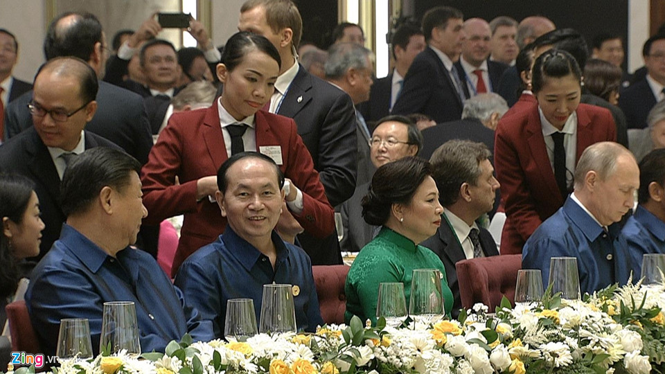 На вечерята в чест на ръководителите от АРЕС виетнамският президент Чан Дай Куанг (в анфас, в средата) сложи от едната си страна Си Цзинпин, а от другата, досами жена си–Владимир Путин