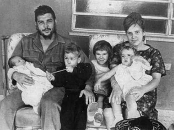 Малката Алейда (в средата, между майка си и баща си) на семейна снимка с родителите си и братята и сестра си през 1965 г., малко преди заминаването на Че от Хавана
