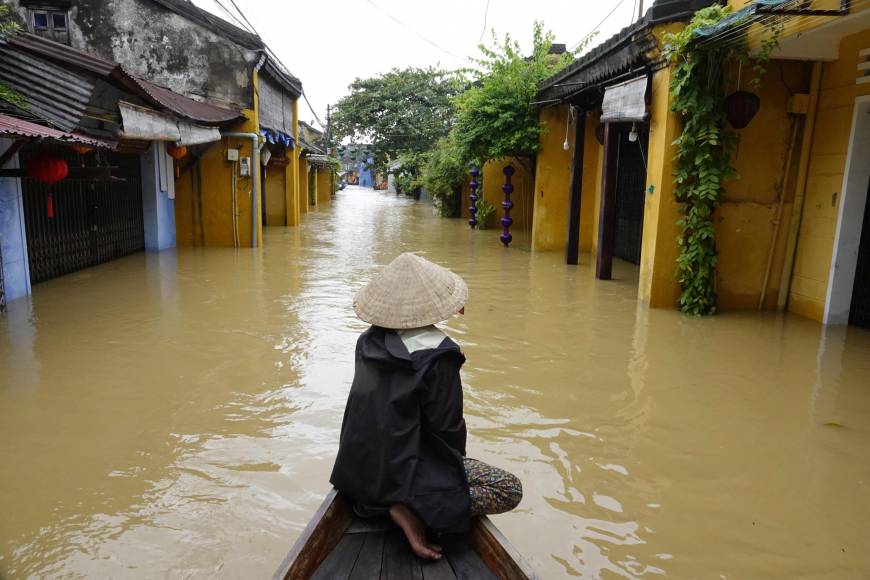 Любимият за туристите Хой Ан бе наводнен от стихията
