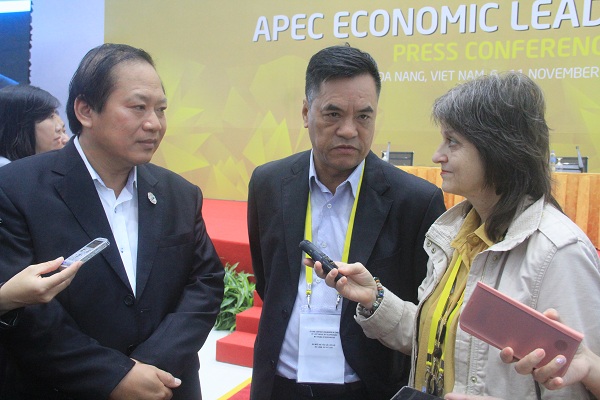 Министърът на информацията на Виетнам Чуонг Мин Туан (вляво) даде кратко интервю на пратеничката на "Барикада" в Да Нанг. Снимка: Vietnamnet