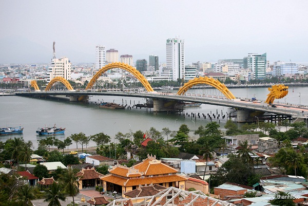 Мостът-дракон е една от забележителностите на Да Нанг