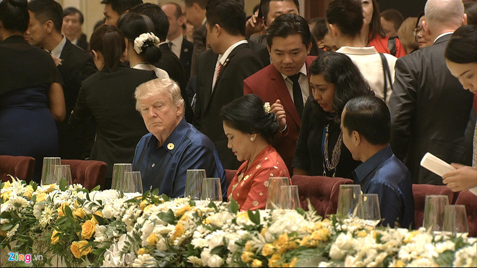 На официалната вечеря Доналд Тръмп бе оставен в компанията на индонезийския президент Джоко Видодо и съпругата му