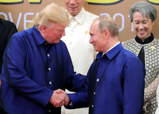 Здрависването на Доналд Тръмп и Владимир Путин при подреждането им за "семейната" снимка