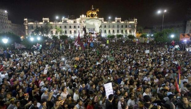 Протести в центъра на перуанската столица Лима–срещу президента Кубински и срещу Кейко Фухимори. Снимка: Resumen Latinoamericano
