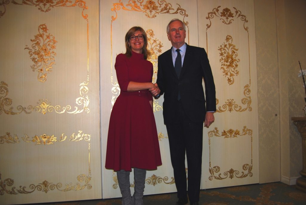 Екатерина Захариева се снима обещаваща до Мишел Барние при гостуването му в София. Снимка: МВнР