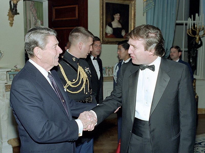 Роналд Рейгън се ръкува с Доналд Тръмп през 1987 г. Тридесет години по-късно вторият показва, че не се е поучил от грешките на първия. Източник: Ronald Reagan Library
