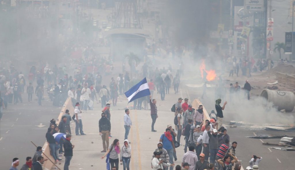 Улица в хондураската столица Тегусигалпа, на която е имало сблъсъци между демонстранти и полиция. Снимка: Televisa.news