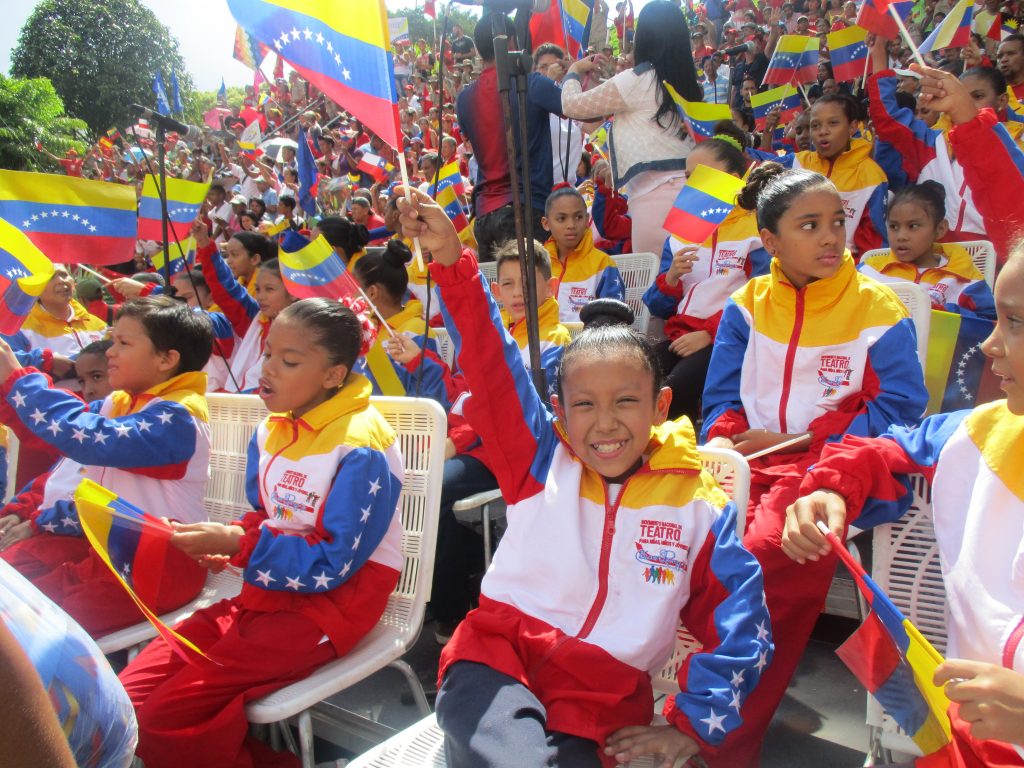 Младото поколение на Венесуела днес има широк достъп до различни форми за развитие на талантите и заложбите му. Ето тези ученици например са част от Националното театрално движение за деца и младежи. Снимка: Къдринка Къдринова