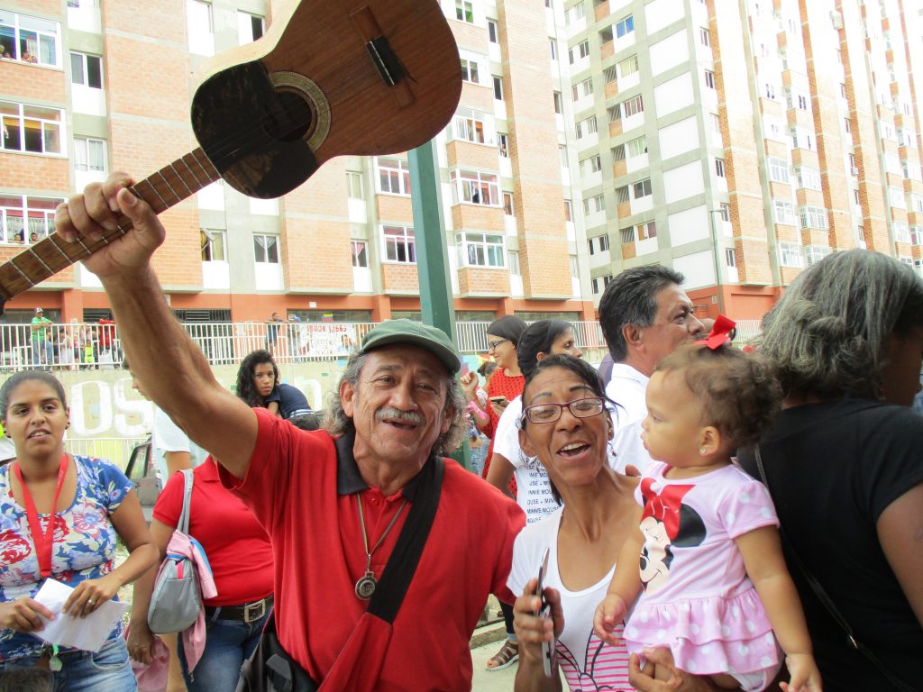 С весела народна фиеста ни посрещнаха жителите на един от новите квартали в Каракас, издигнати в рамките на Мисия „Жилище”. Снимка: Къдринка Къдринова