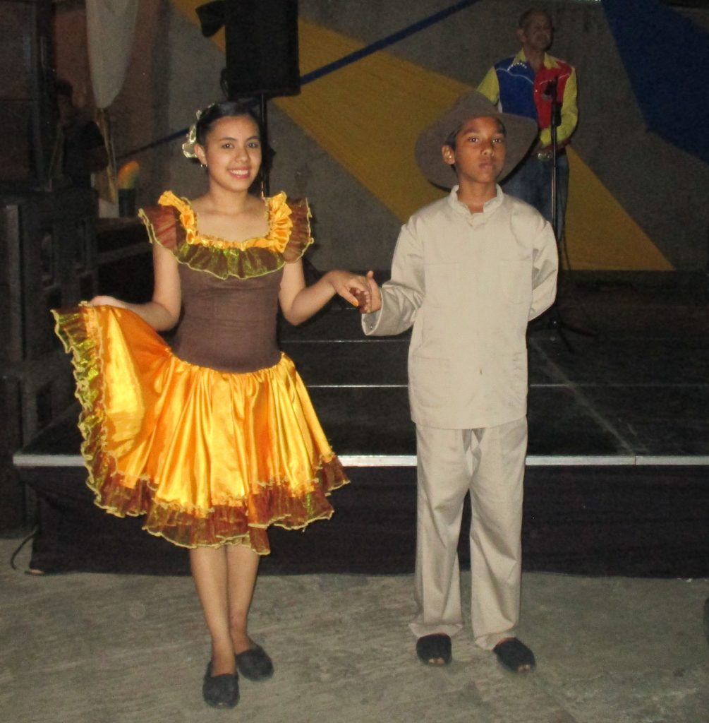 Казват, че сърцето на венесуелеца тупти най-горещо в типичния национален ритъм хоропо, в така наречената música llanera („музика от долината”). Опознахме тези песни и танци в изпълнение на група млади самодейци във "Фуерте Тюна". Снимка: Къдринка Къдринова
