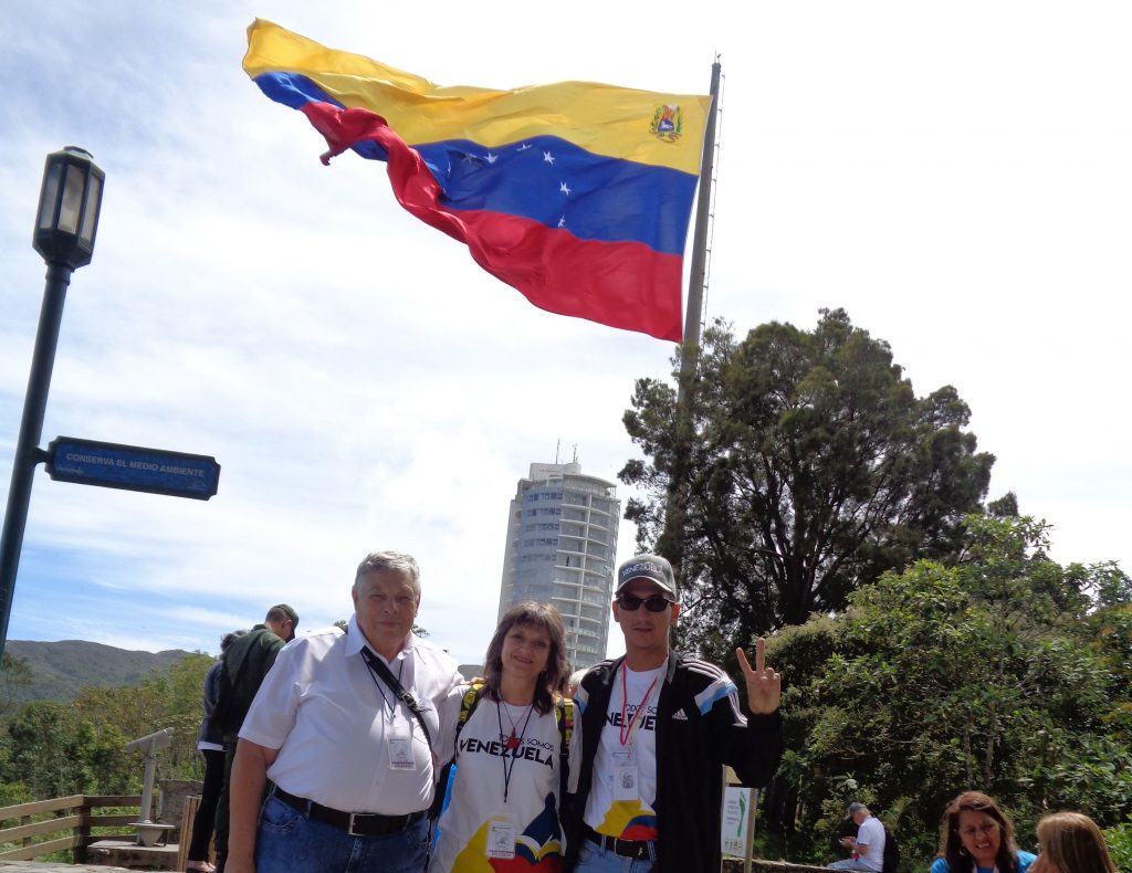 На срещата във венесуелската столица Асоциацията за приятелство „България-Венесуела” бе представена от Виктор Простов (вляво) и от мен, пратеничката на „Барикада”. Тук с нас е и младият венесуелец Луис, дошъл от делтата на река Ориноко. 