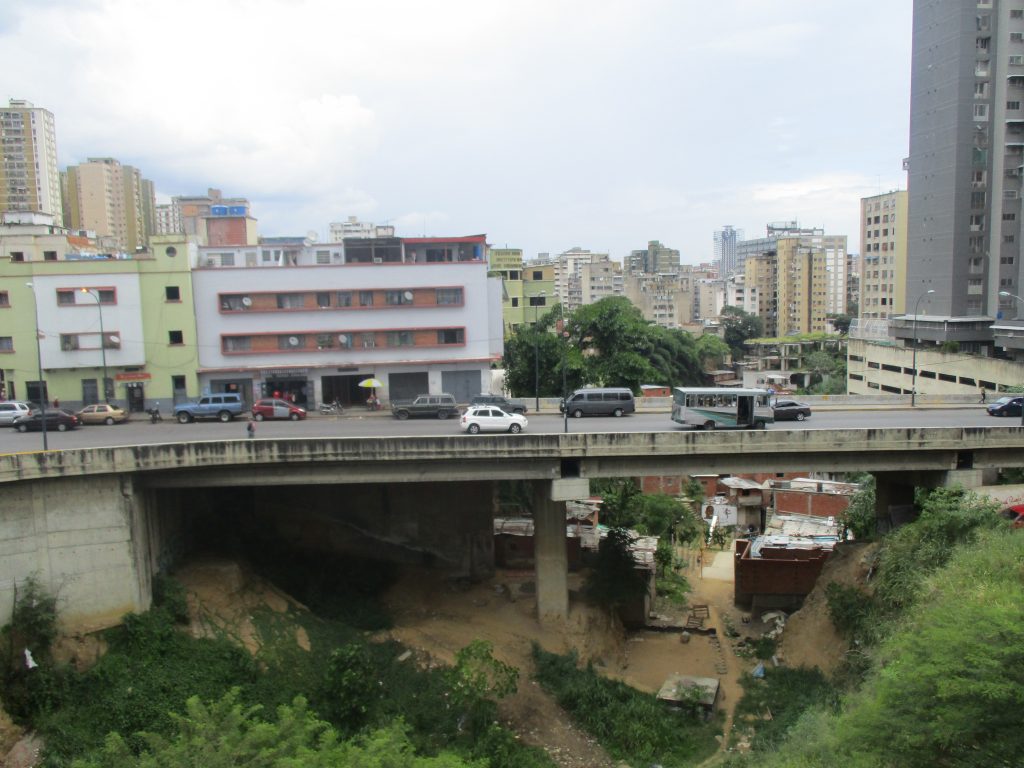 Вижте един мост в столицата Каракас, под който все още са останали бедняшки съборетини. Когато човек е тръгнал оттук, той добре може да оцени извършваните в страната промени. Снимка: Къдринка Къдринова