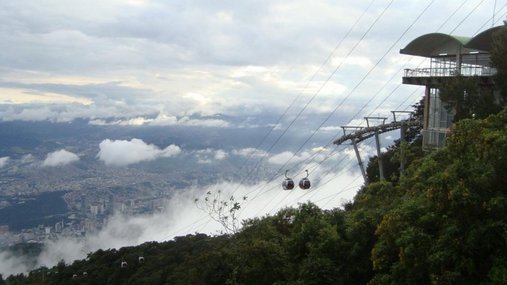 Извисяващата се над Каракас 2300-метрова планина Уарайра Репано е национален парк и до върха ѝ може да се стигне и с лифт. Снимка: Къдринка Къдринова