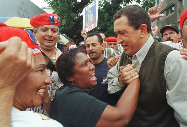 Уго Чавес печели изборите през 1998 г. с обещания, че ще извади народа от нищетата. 