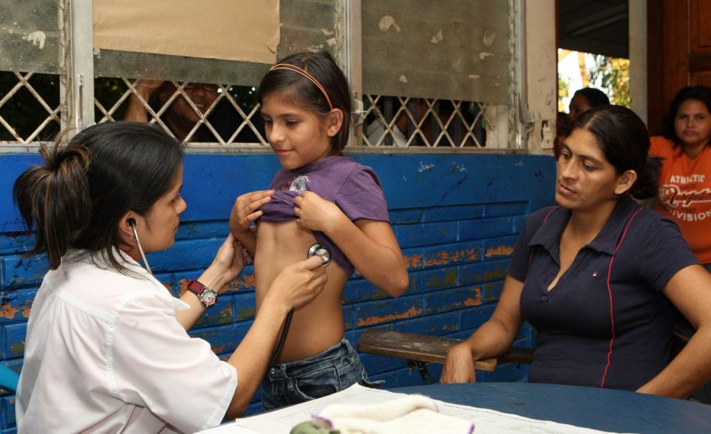 Кубински лекари отиват във венесуелските народни квартали.