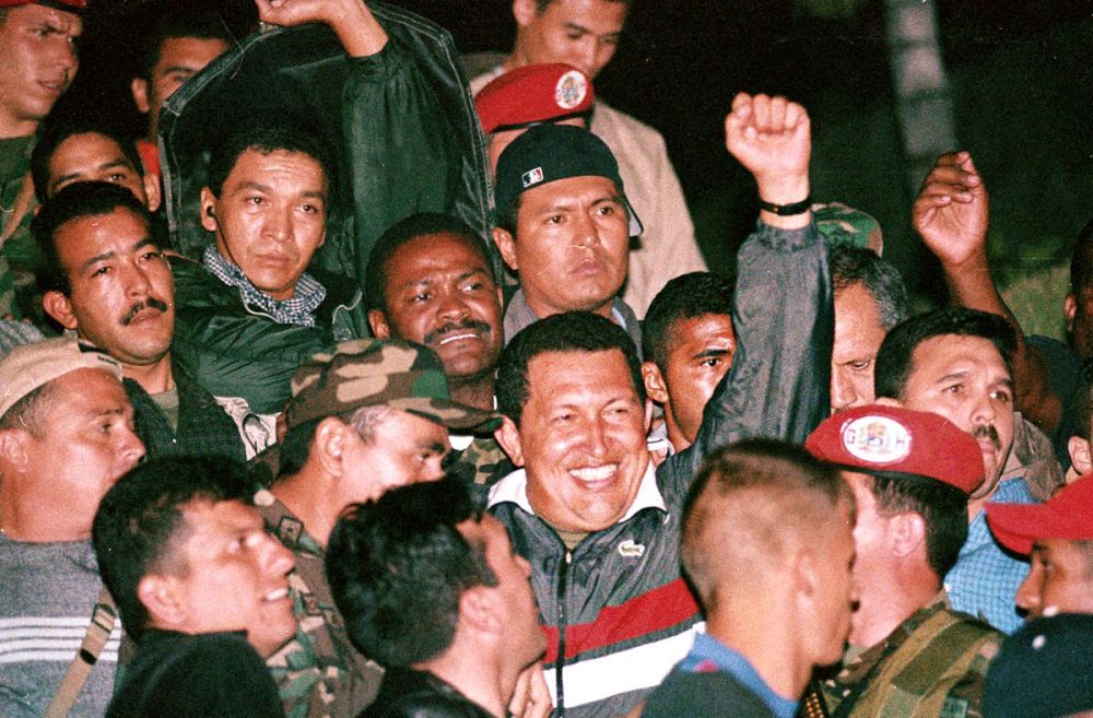 Античависткият опит за преврат през 2002 г. е провален и Чавес триумфално се връща в президентския дворец „Мирафлорес”.