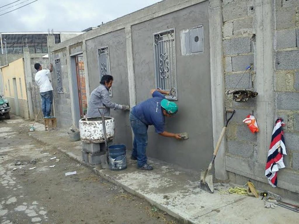 Жителите на укрепваните квартали сами извършват ремонтите с отпуснатите им материали