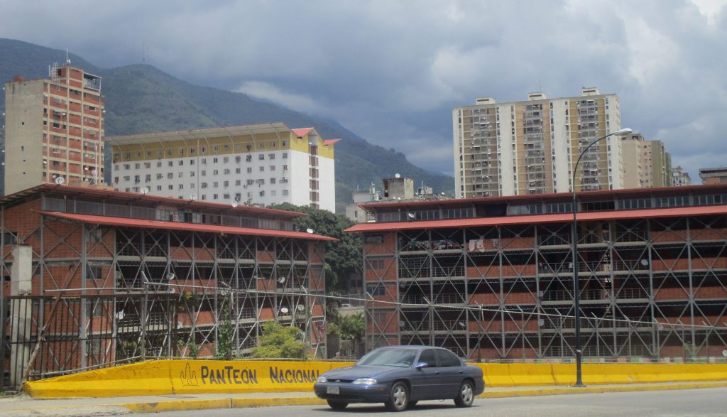 На преден план се виждат два блока по Мисия "Жилище" в квартал "Либертадор" в Каракас. Снимка: Къдринка Къдринова