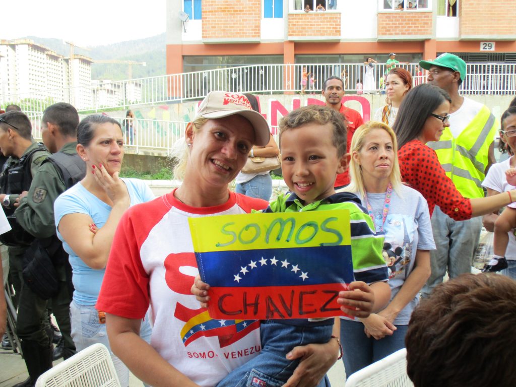 Момченцето държи венесуелско знаменце с надпис „Ние сме Чавес”. Снимка: Къдринка Къдринова