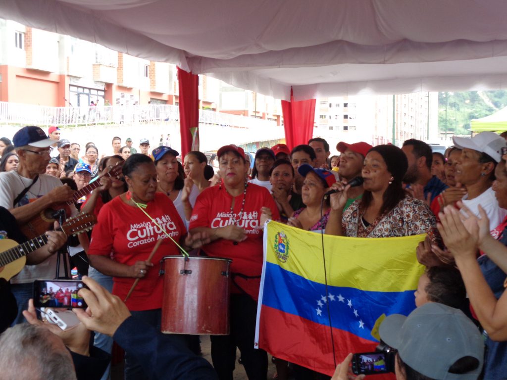С песента "Да живее любимата ни Венесуела!" тази самодейна вокално-инструментална група включи в танците всички чуждестранни делегати. Снимка: Къдринка Къдринова 