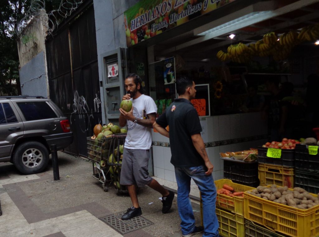 Момчето, което излиза от този магазин, смуче със сламка сок от кокосов орех. Снимка: Къдринка Къдринова 