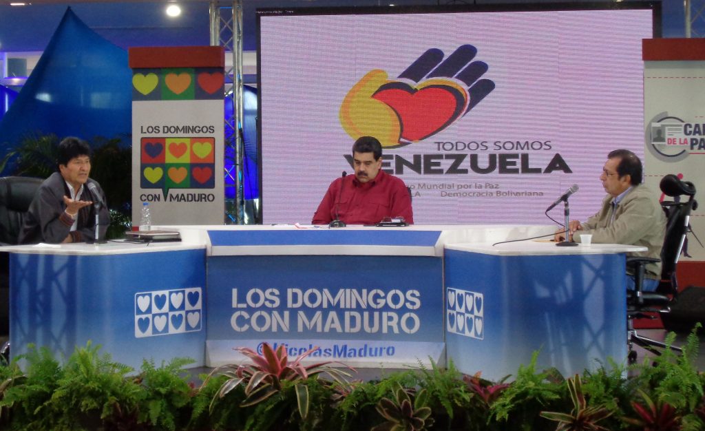 Ево Моралес, Николас Мадуро и Адан Чавес (отляво надясно) по време на 4-часовата им среща с участниците във форума "Всички сме Венесуела" в конферентна зала на планината Уарайра Репано. Снимка: Къдринка Къдринова