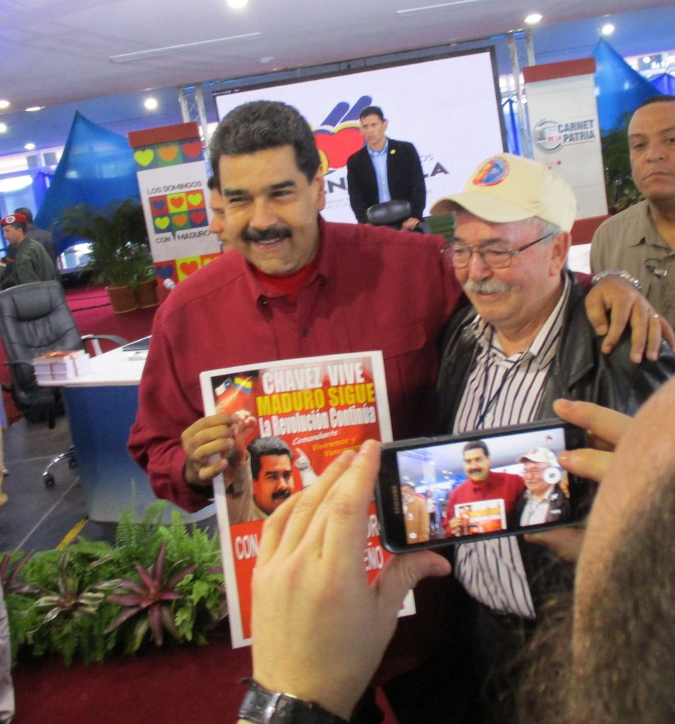 Делегат от Чили подари на Мадуро плакат, издаден от чилийска организация за солидарност с Венесуела. Снимка: Къдринка Къдринова