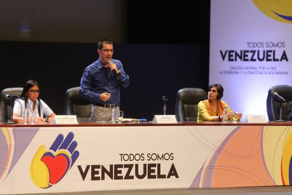 Външният министър на Венесуела Хорхе Ареаса откри форума "Всички сме Венесуела" с пламенни слова за международната солидарност. 
