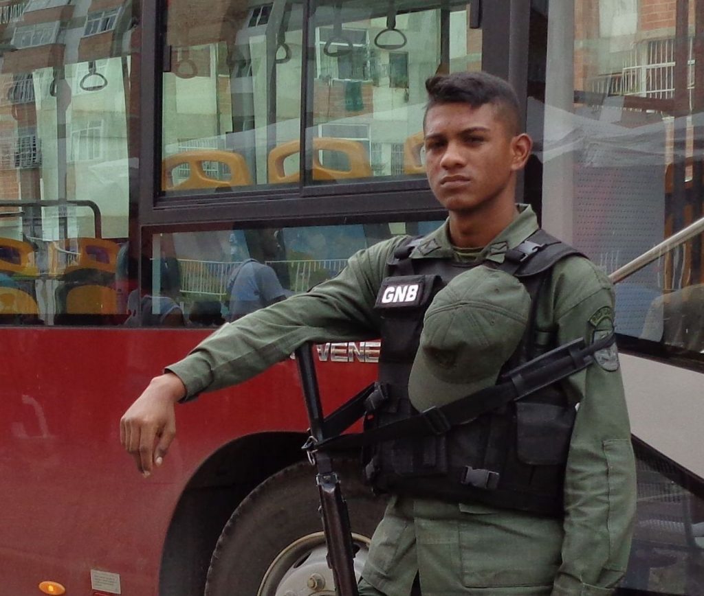 Това младо войниче от охраната на нашите автобуси ни разказа за преживяното по време на драматичните сцени с улично насилие между април и яли 2017 г. Снимка: Къдринка Къдринова